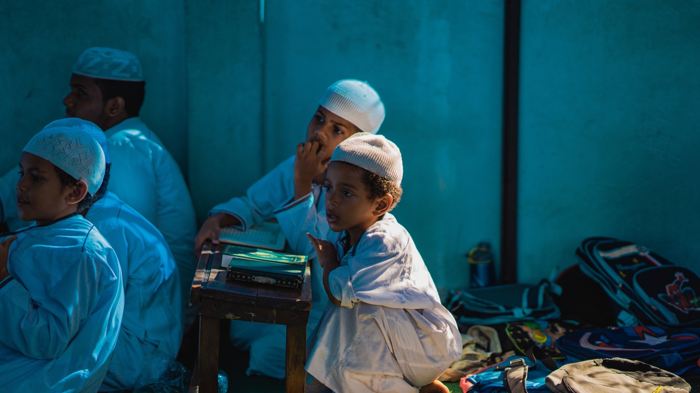 children reading Quran