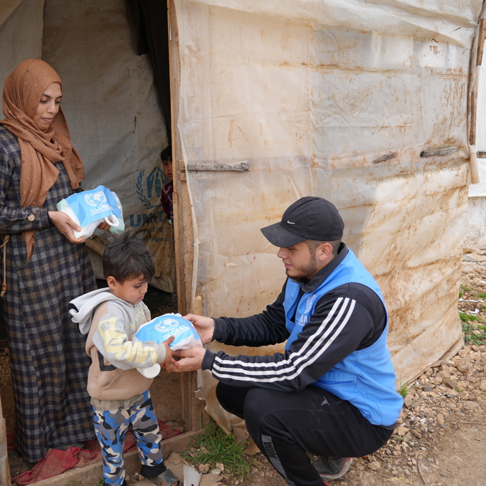 Man providing aid to Syrian and Palestinian refugees