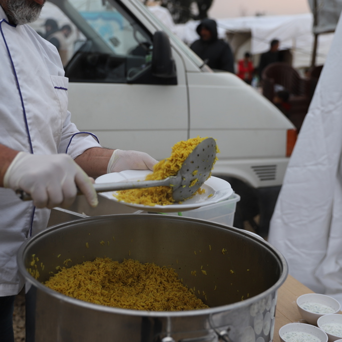 Distributing hot meals in Lebanon 2023