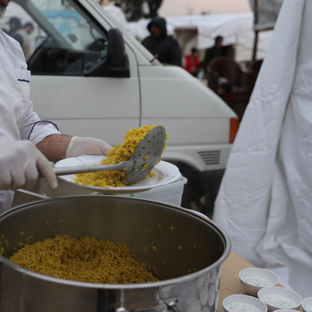 Distributing hot meals in Lebanon 2023