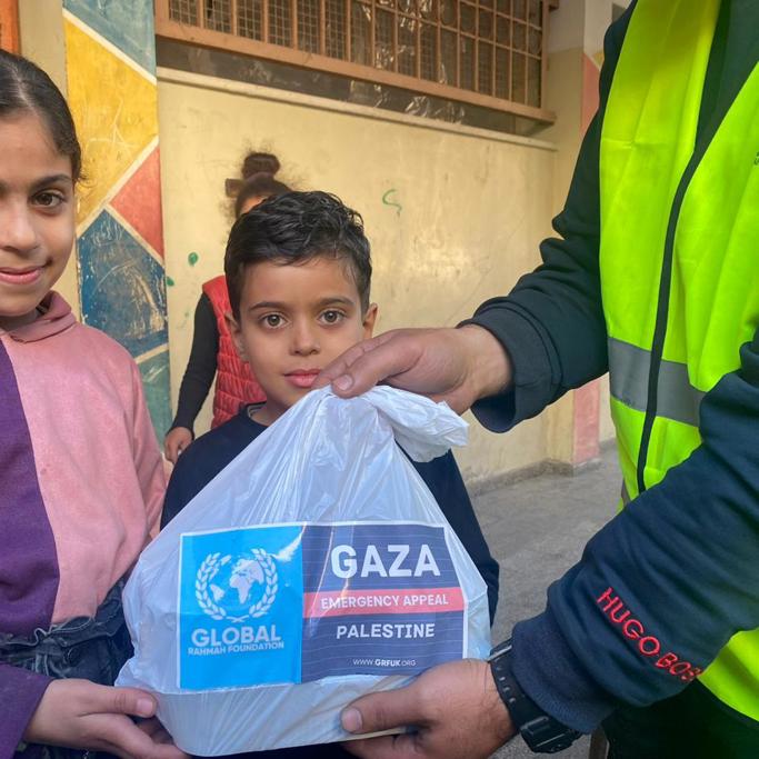 2 young children receiving aid in Gaza from Global Rahmah Foundation